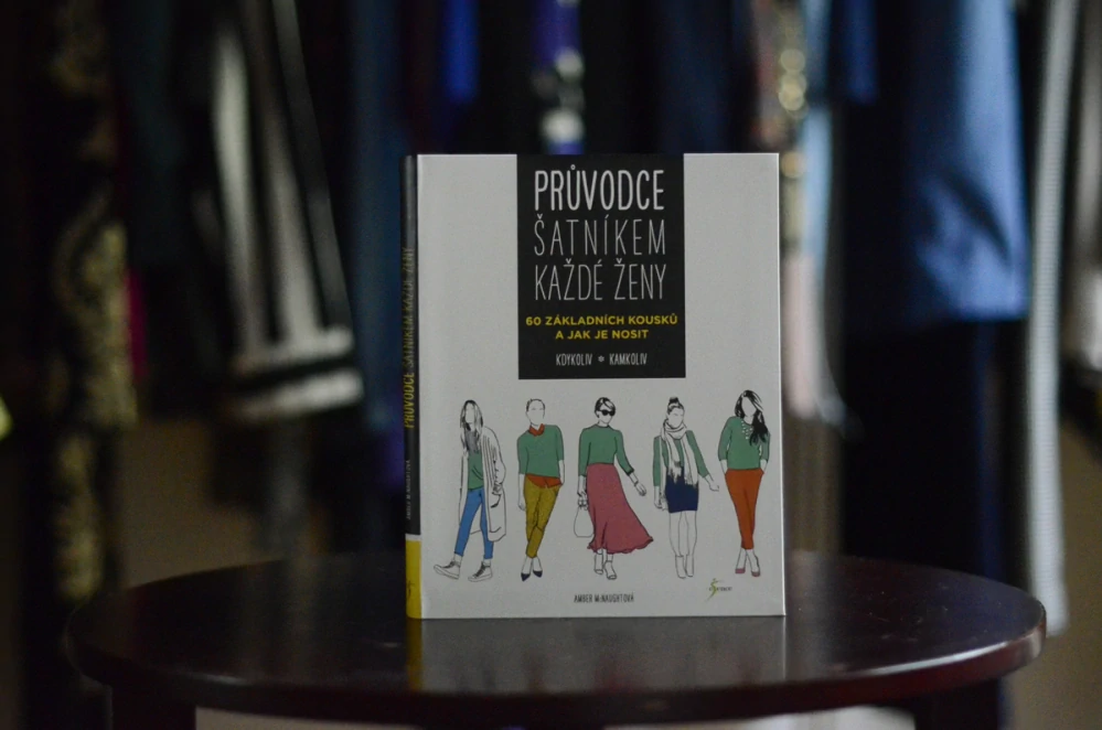 "Průvodce šatníkem každé ženy" | kniha