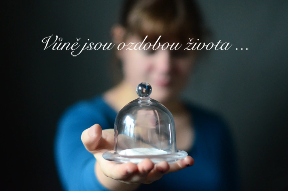 Pod skleněnou kopulí se parfém nejlépe rozvine