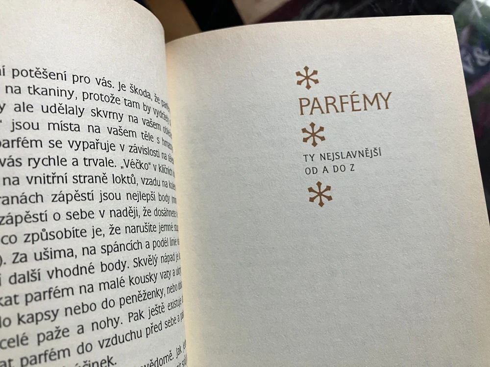 "Zlatá kniha parfémů" | kniha