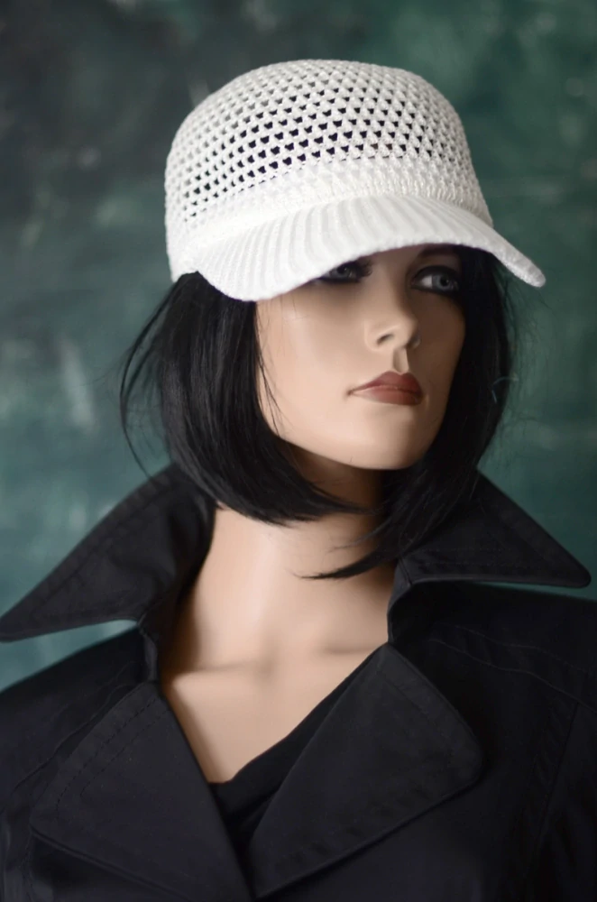 Chic kšiltovka | model v bílé