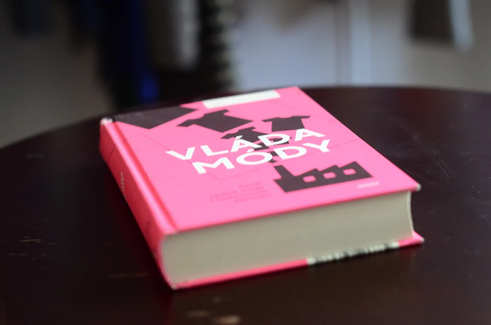 "Vláda módy" | kniha