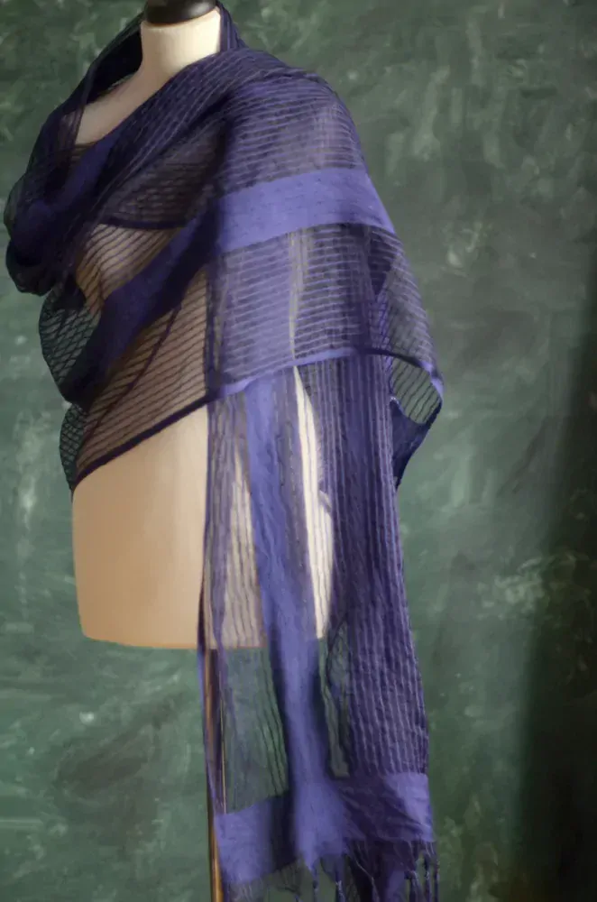 Modrá na pomezí fialové