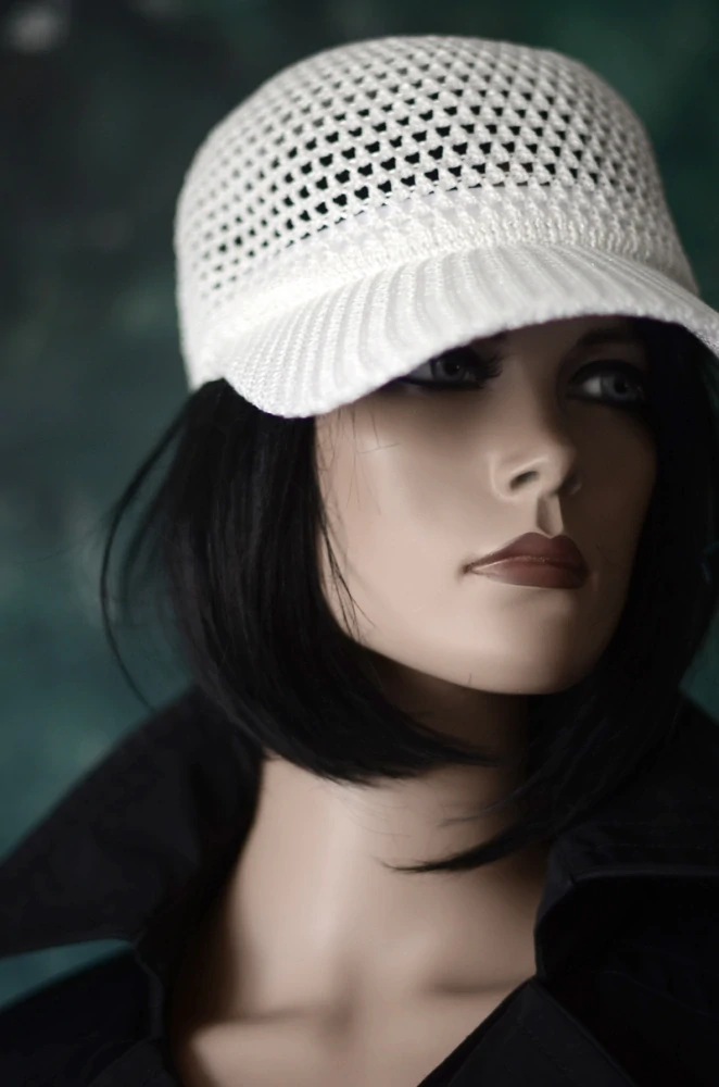 Chic kšiltovka | model v bílé