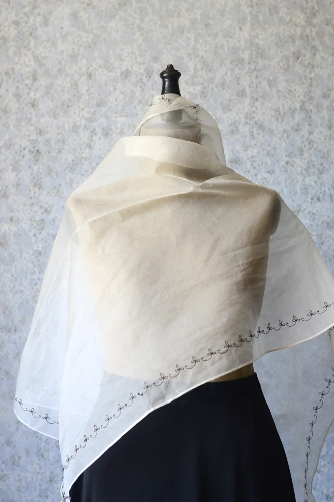 Závojem, šálou, ubrusem ...