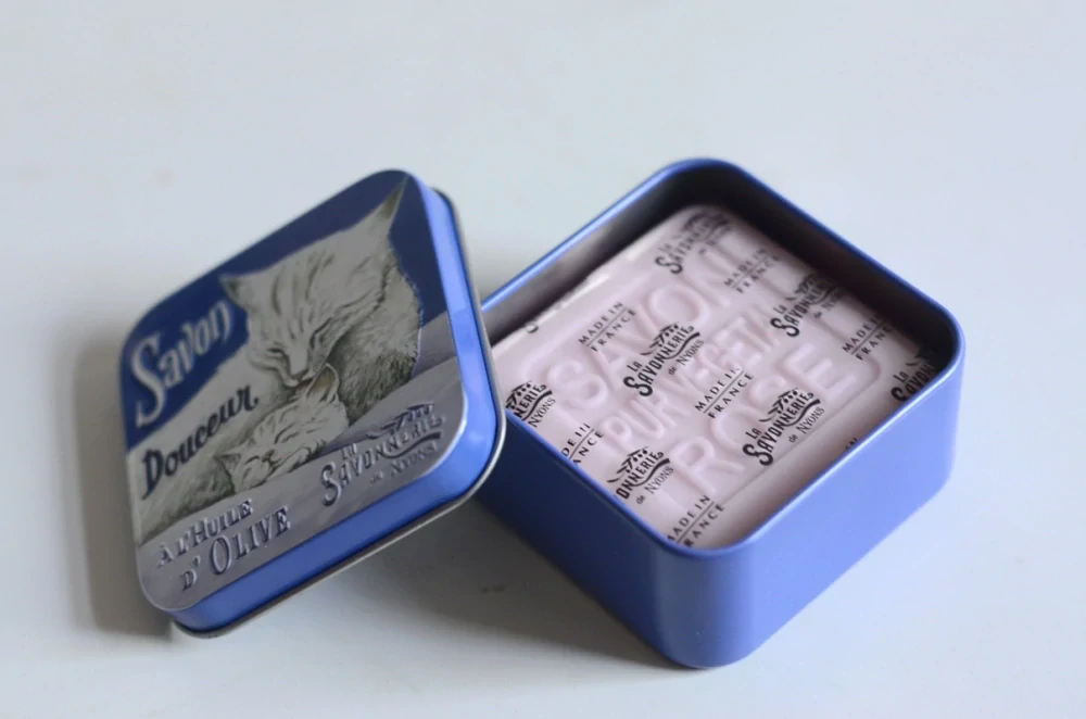Bílá kočka & Růže | La Savonnerie de Nyons