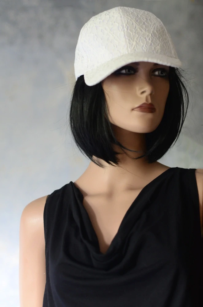 Chic kšiltovka III. | model v bílé krajce "tón v tónu"