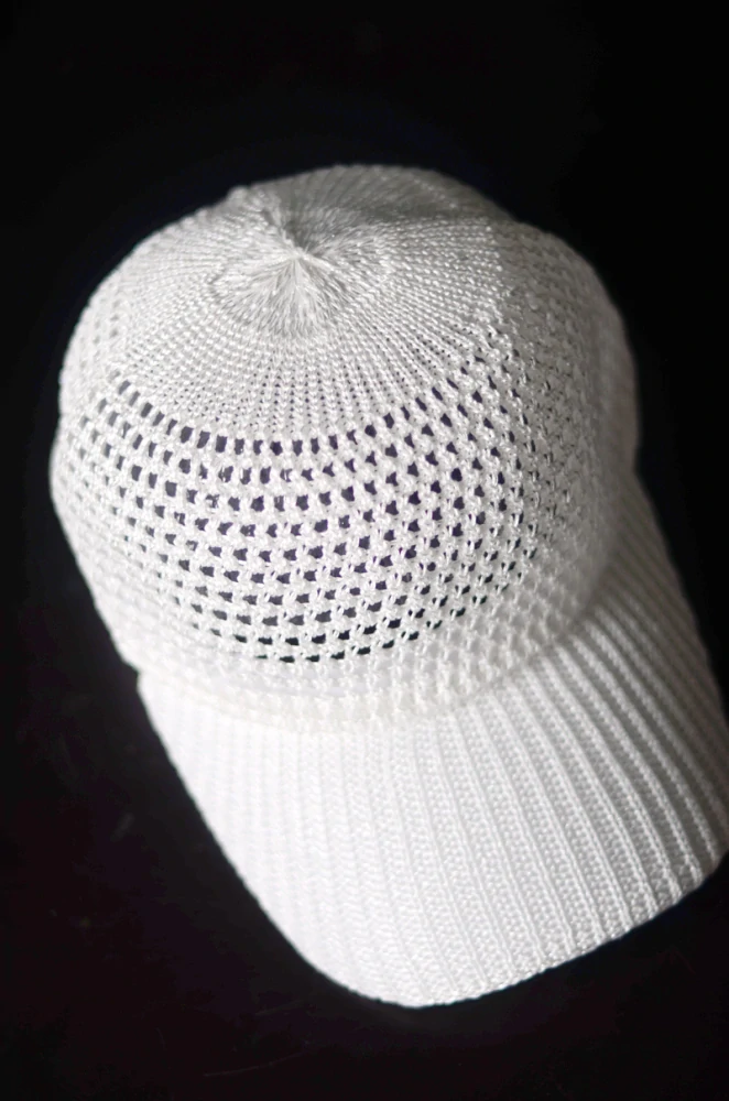 Chic kšiltovka | model v bílé