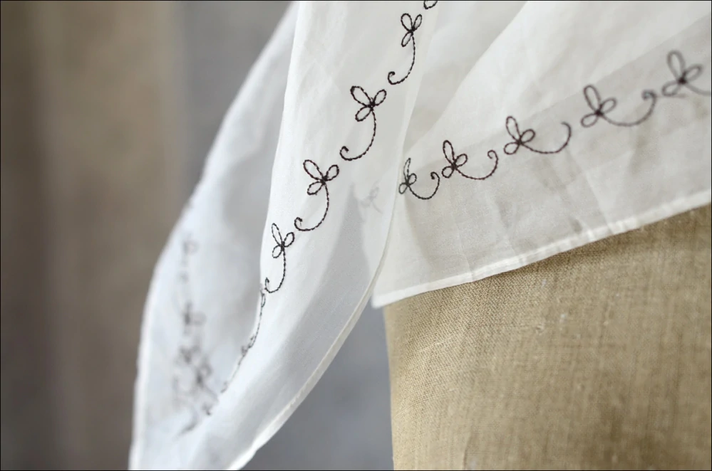 Závojem, šálou, ubrusem ...