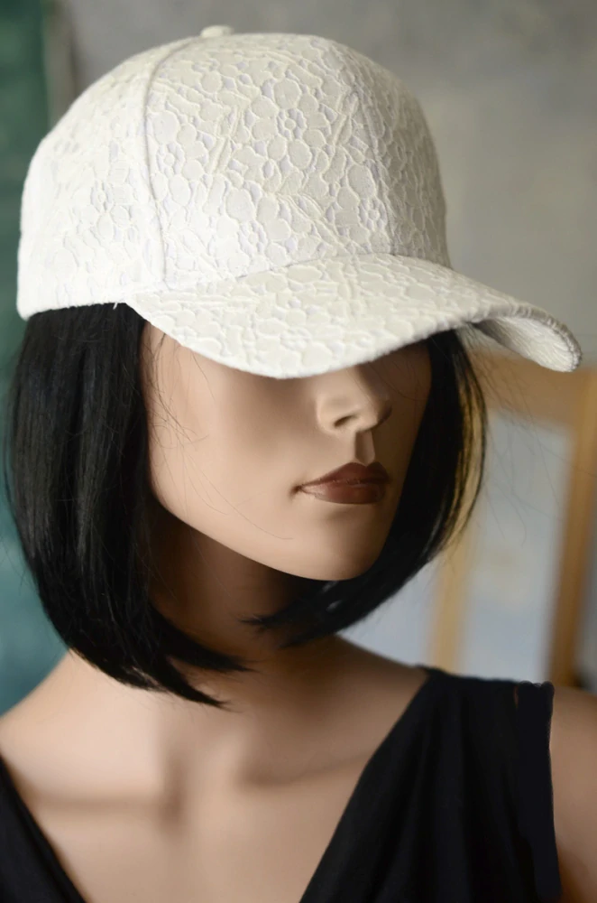 Chic kšiltovka III. | model v bílé krajce