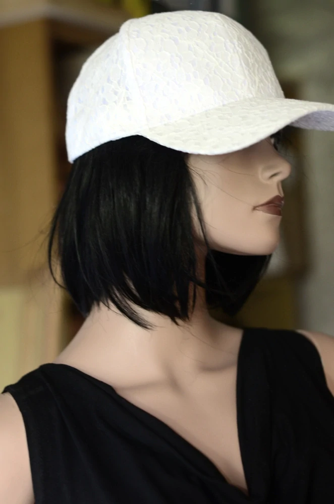 Chic kšiltovka III. | model v bílé krajce "tón v tónu"