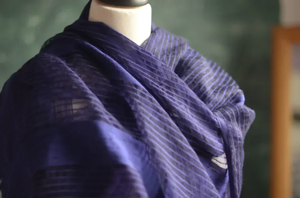 Modrá na pomezí fialové