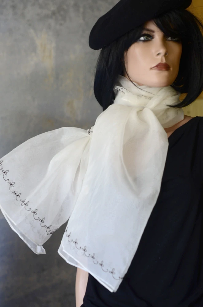 Závojem, šálou, ubrusem ...