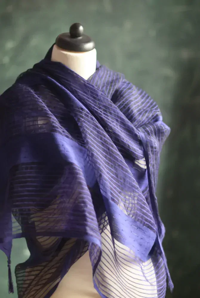 Modrá na pomezí fialové