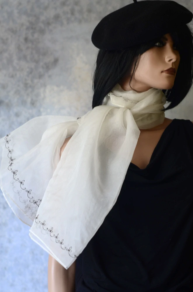 Závojem, šálou, ubrusem ...