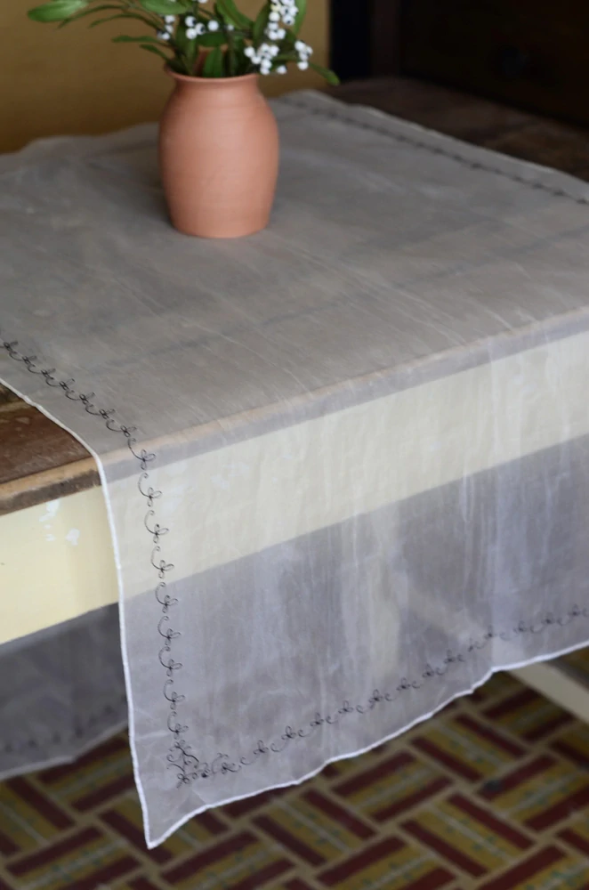 Závojem, šálou, ubrusem ...