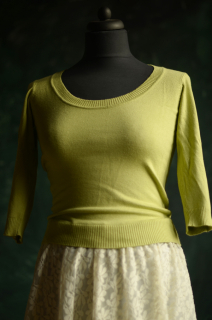 Svetřík připomínající elegantní poválečnou módu