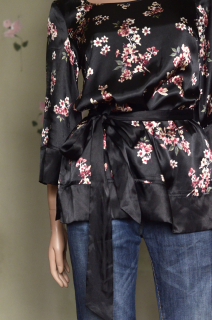 Černé kimono s nedbale rozsypanými kvítky