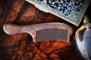 Hřeben ze santalového dřeva