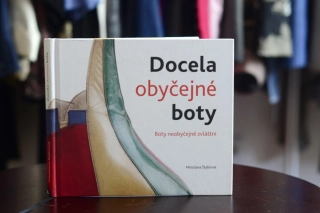 "Docela obyčejné boty" | kniha