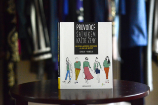 "Průvodce šatníkem každé ženy" | kniha